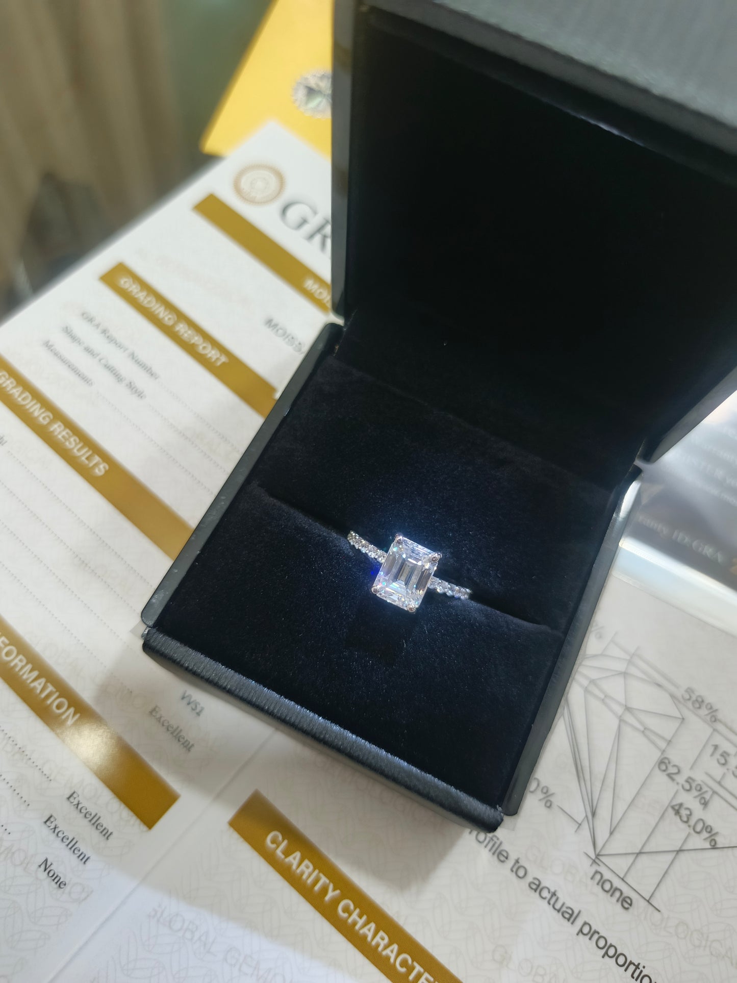 Emerald Cut Ravassia Éclat Moissanite Diamond Ring - VVS1 Certified Diamond 💎