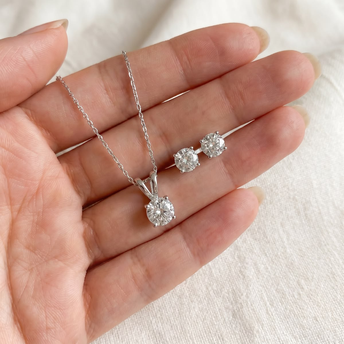 2 Carats Moissanite Necklace and Studs Set - VVS1 Certified 💎 - Locket set