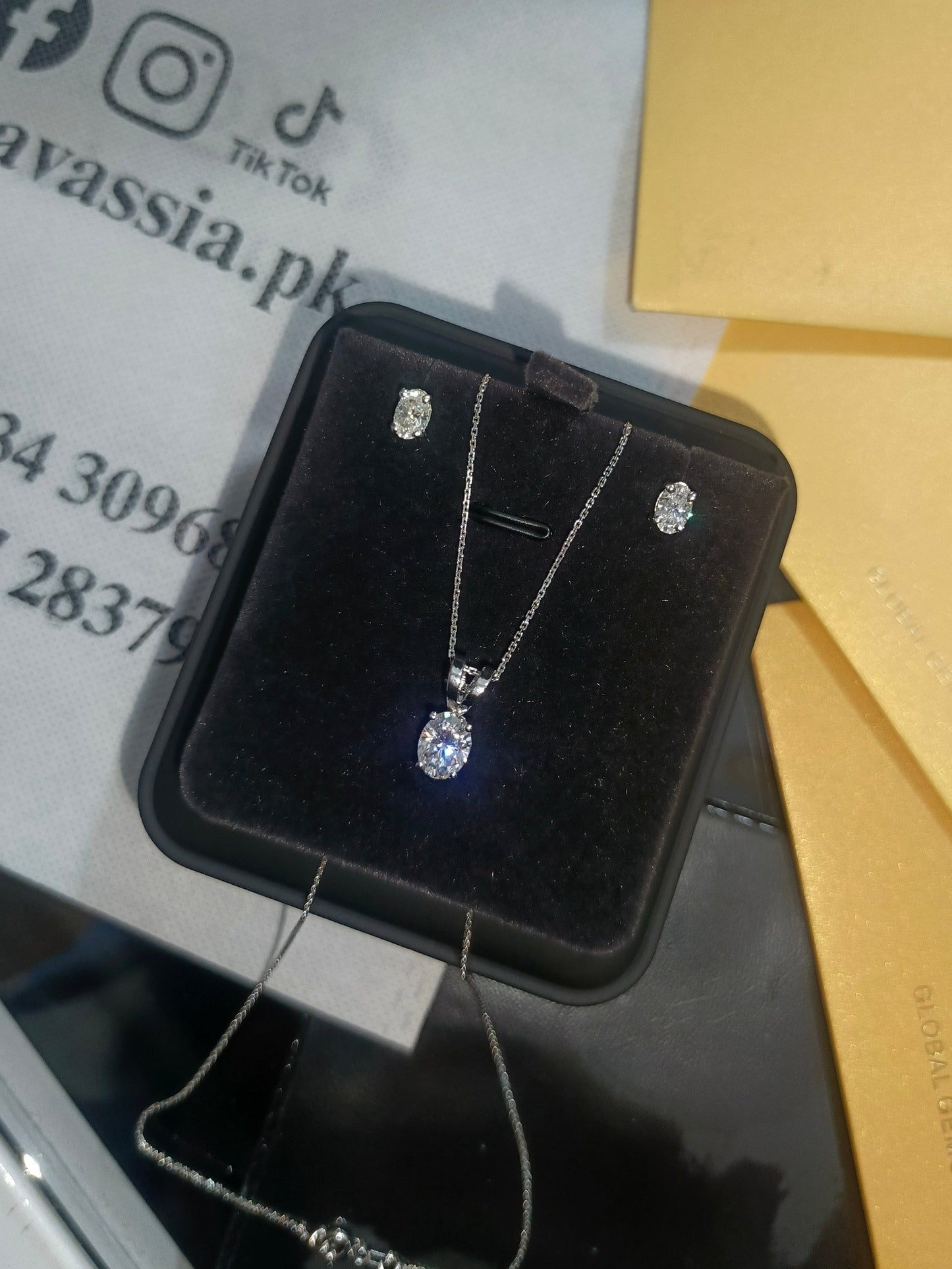 Oval Cut Moissanite Necklace and Studs Set - VVS1 Certified 💎 - Locket set