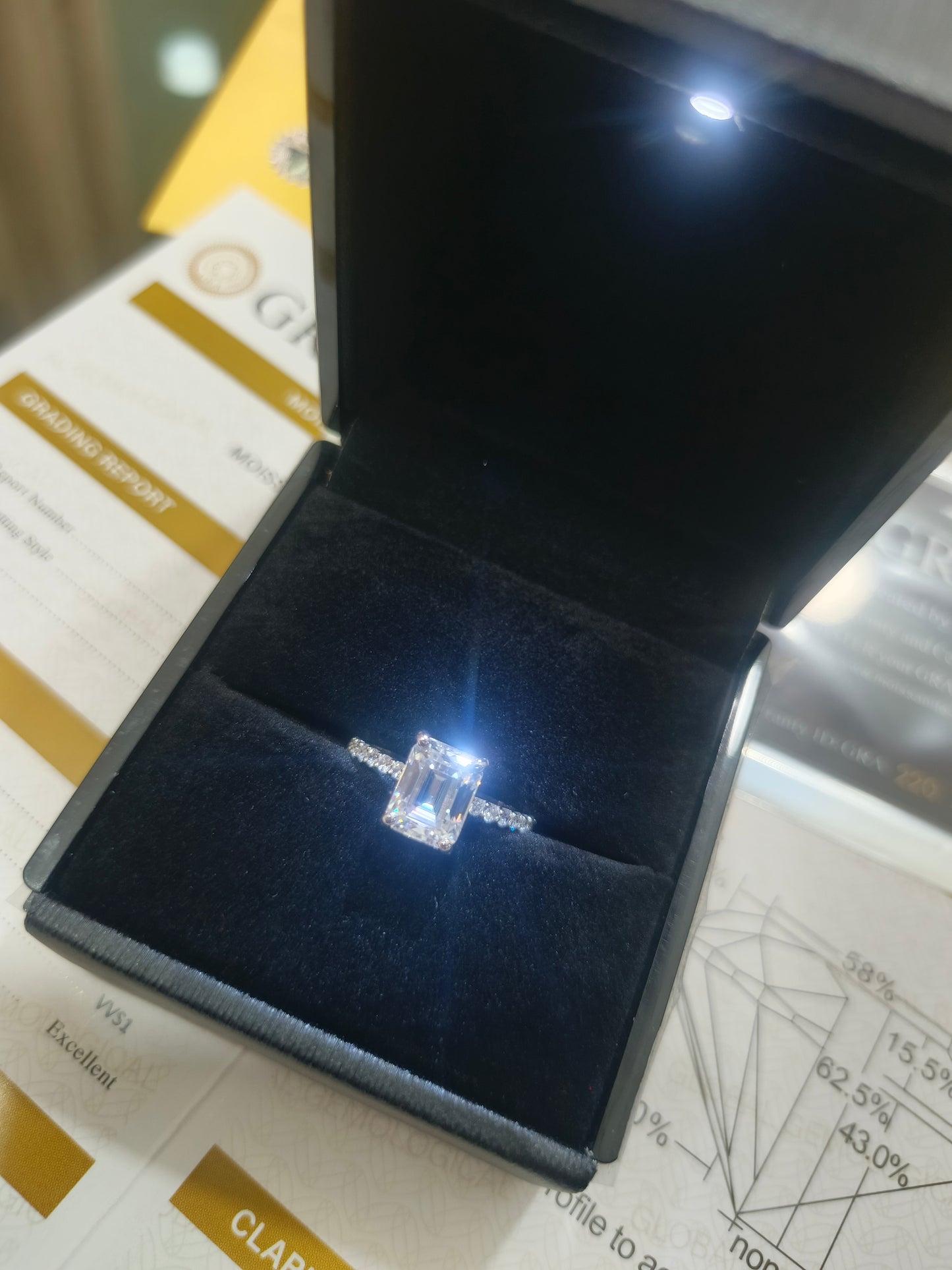 Emerald Cut Ravassia Éclat Moissanite Diamond Ring - VVS1 Certified Diamond 💎