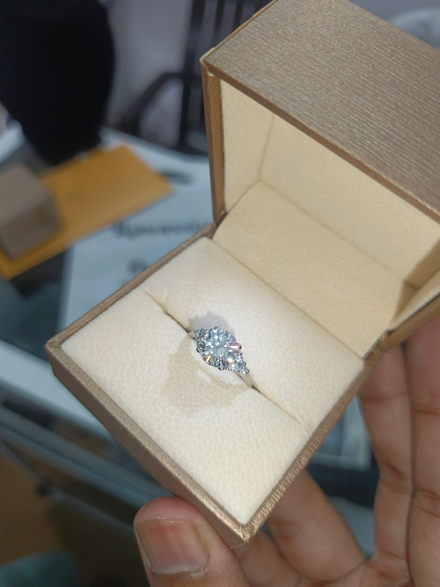 2 Carats Liora Moissanite Ring - VVS1 Certified Diamond 💎