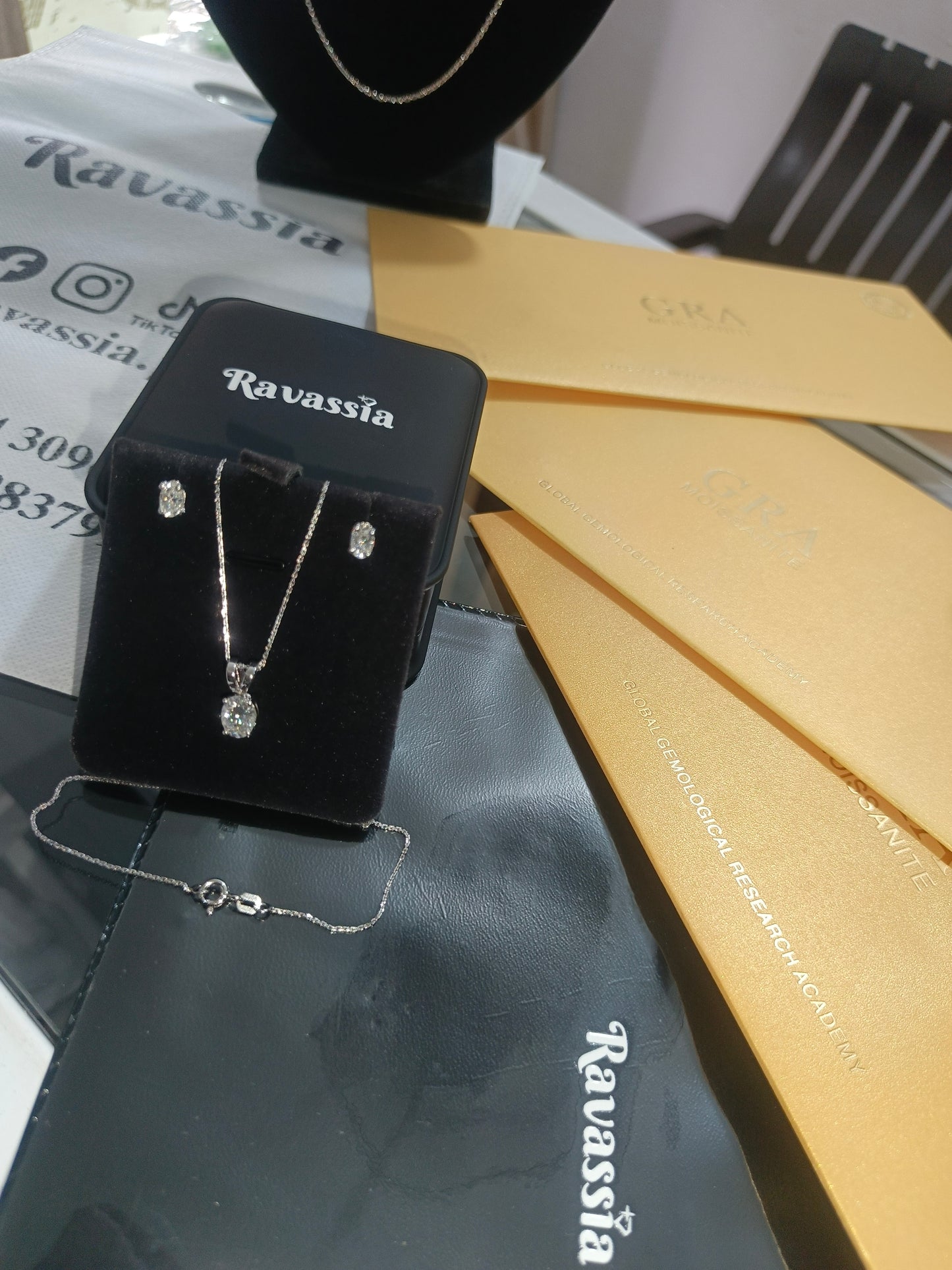 Oval Cut Moissanite Necklace and Studs Set - VVS1 Certified 💎 - Locket set