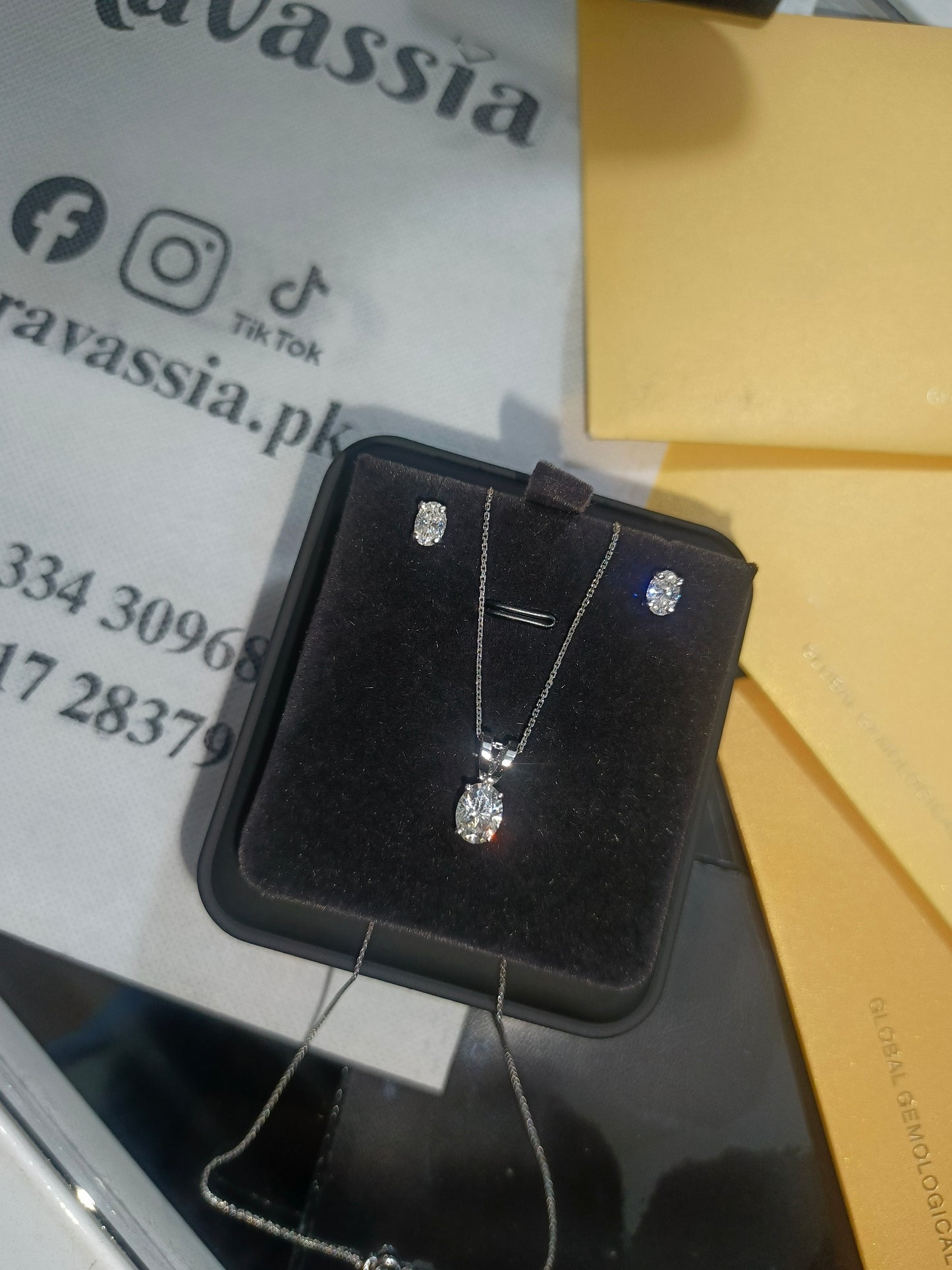 Oval Cut Moissanite Necklace and Studs Set - VVS1 Certified 💎 - Locket set